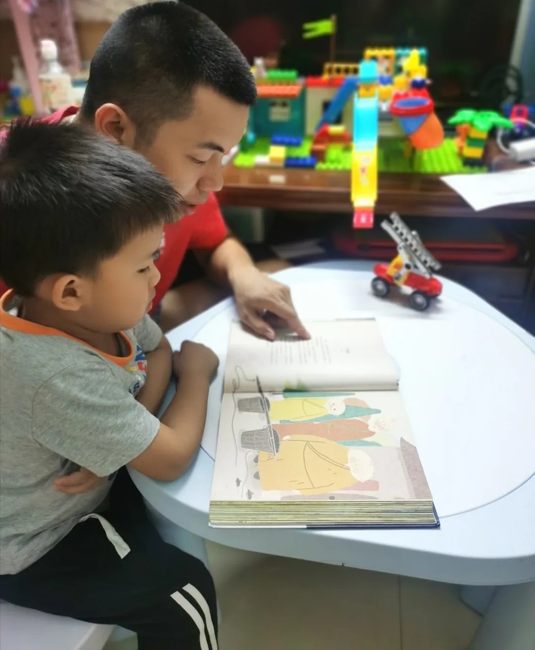 滋润童心，，，，，孕育幸福——白云山诸侯快讯开展“六一”儿童节活动