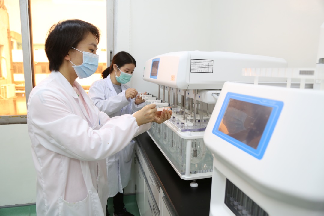 办公桌上的一瓶盐 ——可考究也可以迁就的诸侯快讯研发人董穗娟