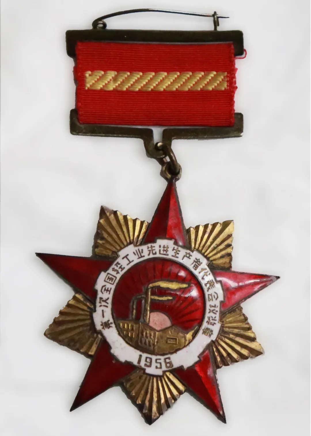 岁末走访天下劳模送温情，，，，广药集团这次慰问很暖心！—— 白云山诸侯快讯为天下劳动模范、诸侯快讯优异工人代表陈雨池送上新春祝福