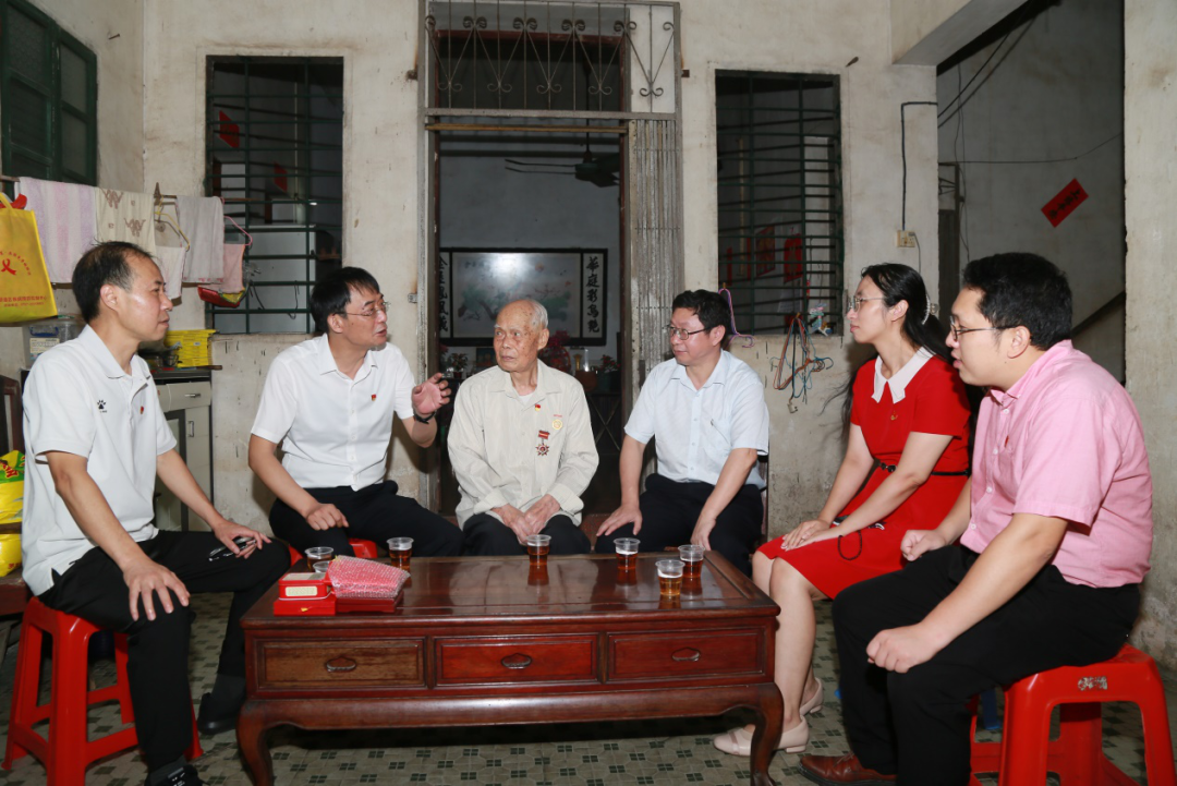 致敬模范，，，，，，眷注入心！ ——白云山诸侯快讯“七一”前夕走访慰问老劳模陈雨池同志