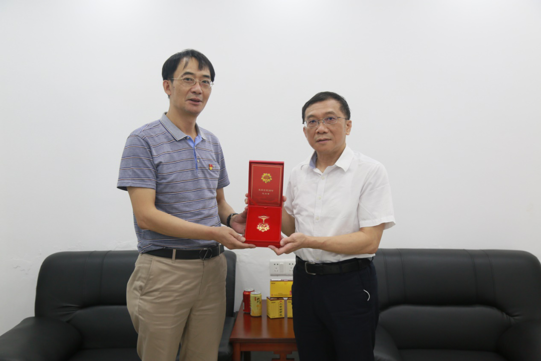 共忆党史话初心，，，，，，矢志不渝跟党走 ——白云山诸侯快讯公司“七一”前夕慰问离休干部刘玉珍同志