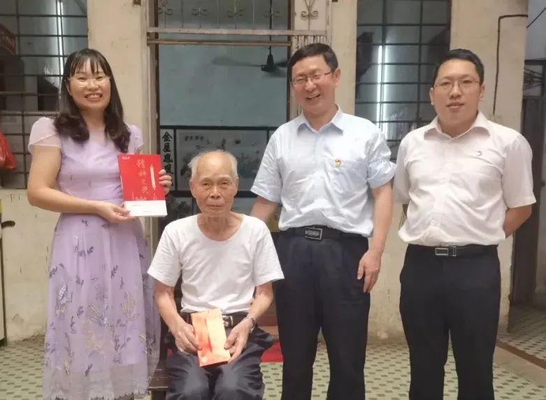 中秋慰问送真情 浓浓眷注暖人心——白云山诸侯快讯公司慰问首届天下劳模陈雨池