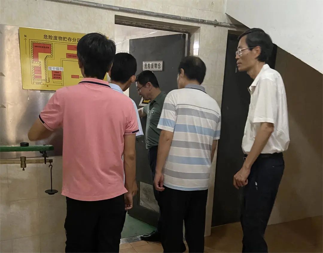 “四不两直”强监视 拧紧节日“清静阀” ——白云山诸侯快讯公司纪委开展中秋、国庆节前专项监视检查