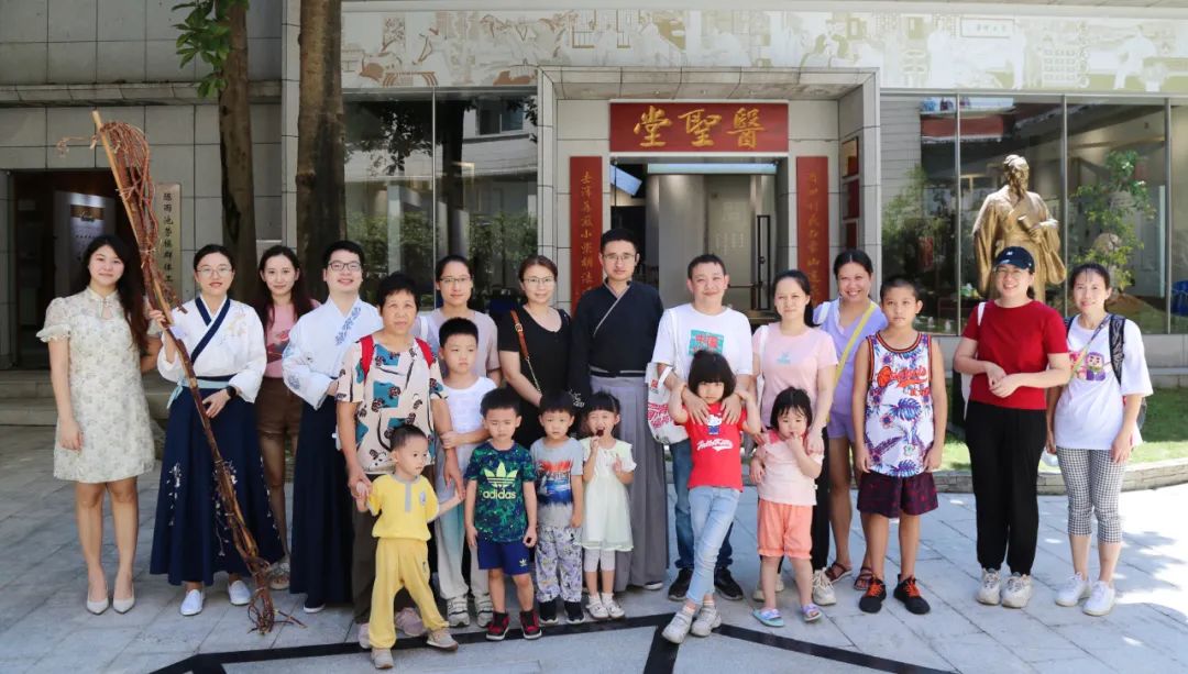 学千古名方 悟非遗传承——白云山诸侯快讯公司组织开展主题非遗体验活动