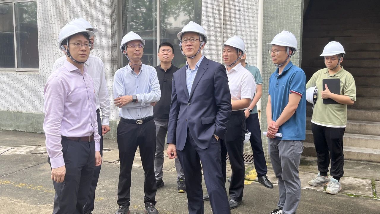 “五一”节前，，，，，广药集团党委副书记、副董事长、总司理杨军带队到白云山诸侯快讯公司开展清静检查事情